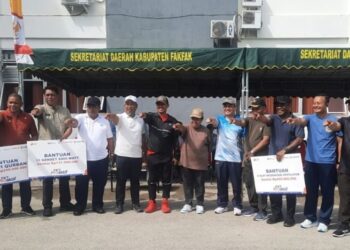 Pupuk Kaltim handed over the 11 generator sets to Fakfak Regency Govt. Credit: Primarakyat