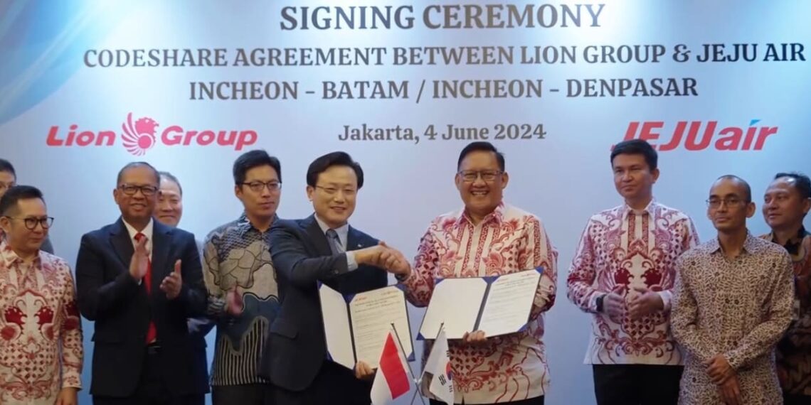 Lion Group and Jeju Air signed codeshare agreement in Jakarta (06/04). Credit: Lion Group