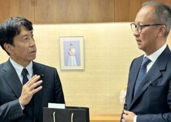 Japan's METI Ken Saito (left) talked to Indonesian Minister of Industry Agus Gumiwang Kartasasmita in Tokyo (06/21). Credit: Ministry of Industry
