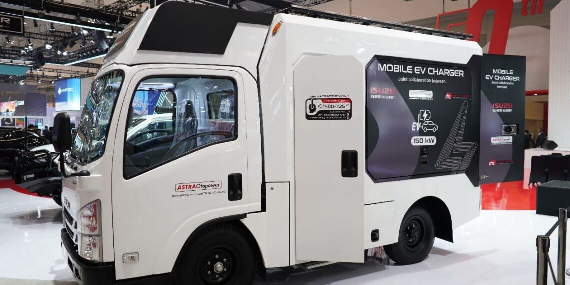 The Isuzu ELF Mobile EV Charger Concept Astra Otopower, showcased at GIIAS 2024. Credit: Isuzu