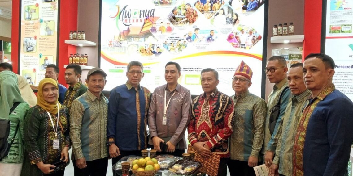 (the 4th person from left) Kolaka's Acting Regional Secretary Muhammad Fadlansyah in Kolaka's booth during Apkasi Otonomi Expo 2024. (Credit: Wulan)