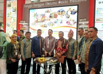 (the 4th person from left) Kolaka's Acting Regional Secretary Muhammad Fadlansyah in Kolaka's booth during Apkasi Otonomi Expo 2024. (Credit: Wulan)