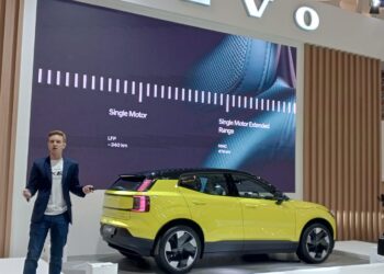 Volvo Cars’s Retail Operation and Aftermarket Manager for Asia Pacific Importers, Mikael Hagsten-Nielsen, introduced Volvo EX30 at the 2024 GIIAS. (Credit: Wulan)
