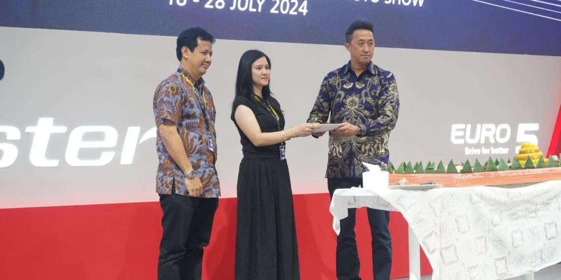 UD Trucks hand over 30 units of Quester GKE 280 to Cakraindo Mitra International. (Credit: UD Trucks PR)