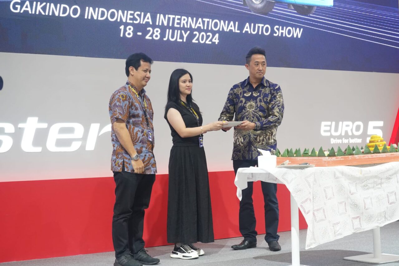 UD Trucks hand over 30 units of Quester GKE 280 to Cakraindo Mitra International. (Credit: UD Trucks PR)