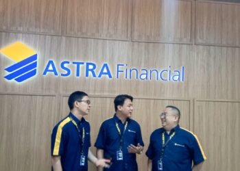 (L to R) CMO of Astra Life Alkaf Ghozali, CMO of FIFGroup Daniel Hartono, CEO of Moxa Lim Lizal during Astra Financial Talkshow at GIIAS 2024. (Credit: Wulan)