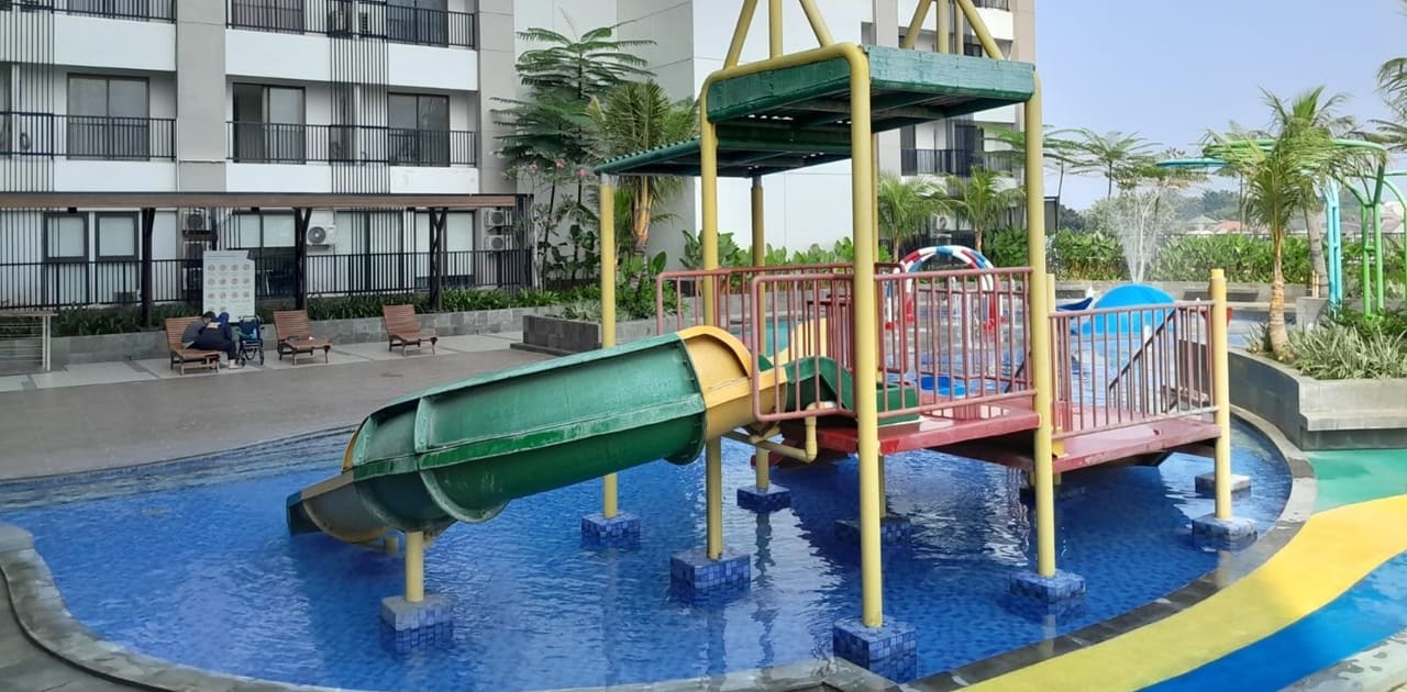 Swimming pool at Aston Bintaro Hotel and Conference Center. Credit: Haris