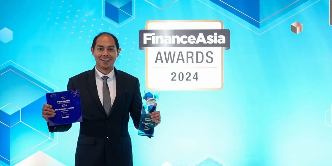 BRI's President Director Sunarso received the award for BRImo at The Ritz Carlton Hong Kong (06/27). Credit: BRI