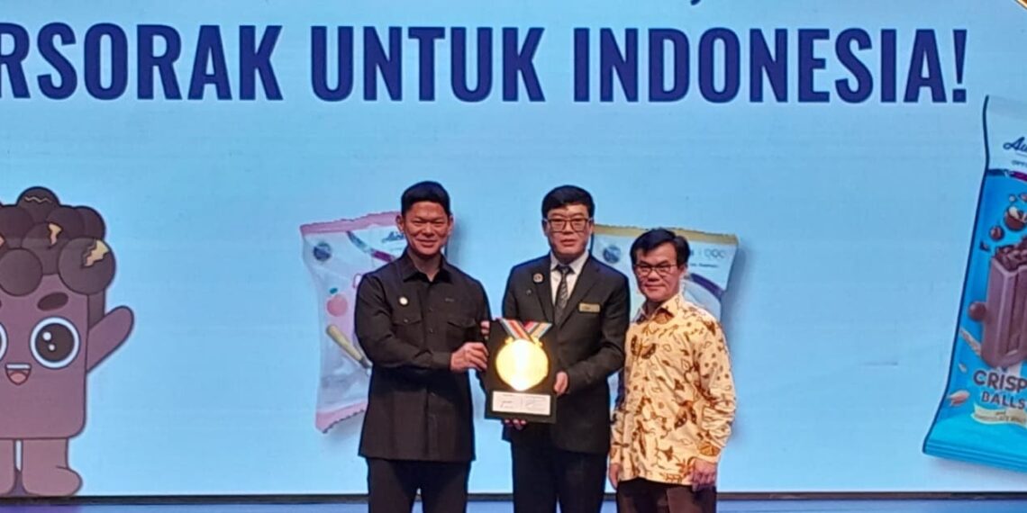 Jack Wang, Aice Group CEO (center) with KOI Chairman Raja Sapta (left) and Representatives of the Ministry of Youth and Sports revealing Crispy Balls. Credit: Haris