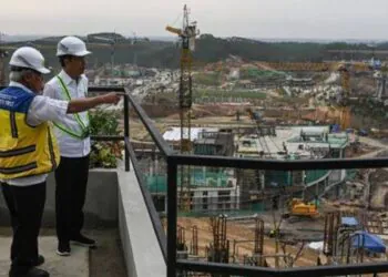 President Jokowi and Minister Basuki Hadimuljono inspected IKN construction. Govt will assign AOE to stimulate activities in the new capital. Credit: Nusantara Capital Authority