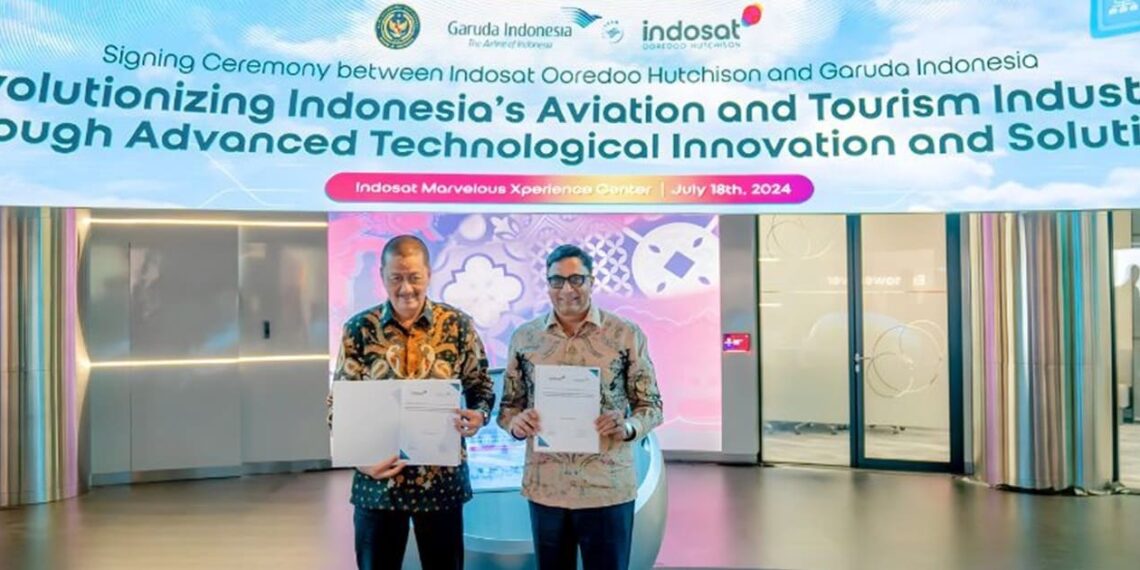 Irfan Setiaputra, CEO of Garuda Indonesia (left) and Vikram Sinha, President Director and CEO of Indosat Ooredoo Hutchison signed the collaboration MoU to digitalize aviation and tourism sectors. Credit: IOH