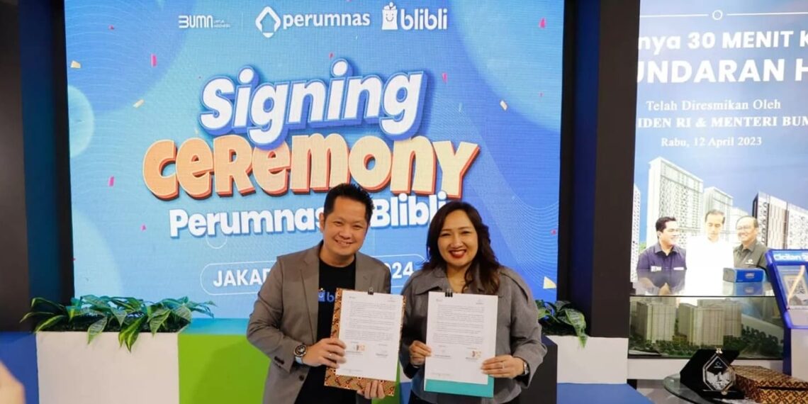 Blibli Group Head of Emerging Category Edward Kilian Suwignyo (left) and Perumnas Marketing Director Imelda Alini Pohan signed the cooperation agreement (07/01). Credit: Perumnas