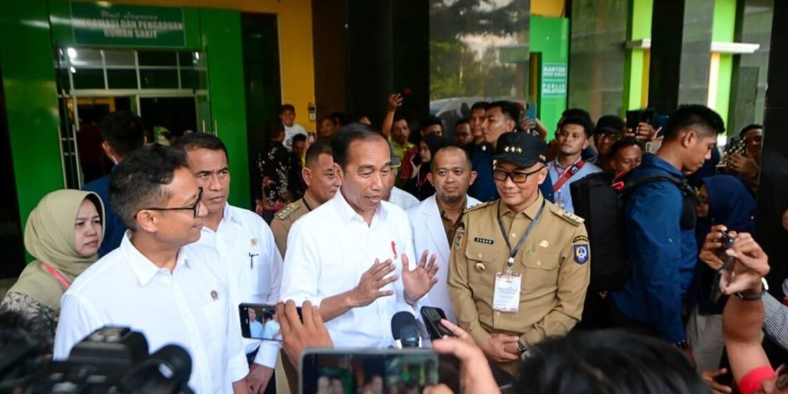 President Jokowi gave a press statement about the new economic growth hub to media crew after visiting the Sinjai District Hospital, South Sulawesi. Credit: BPMI Setpres