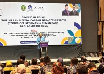 Ronny Bonar H. Siburian, the Head of East Kutai's Diskominfostaper, delivered his remarks on technological infrastructure. Credit: East Kutai Diskominfostaper
