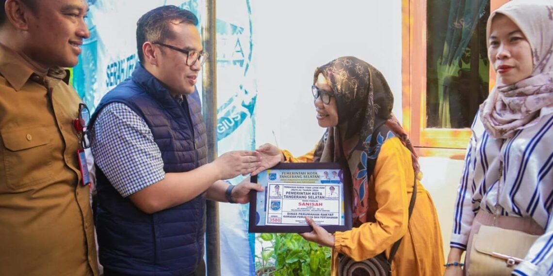 Vice Mayor of South Tangerang Pilar wearing a vest while providing assistance to South Tangerang residents. Credit: Haris