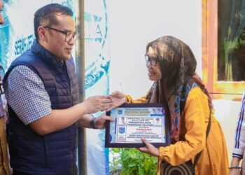 Vice Mayor of South Tangerang Pilar wearing a vest while providing assistance to South Tangerang residents. Credit: Haris