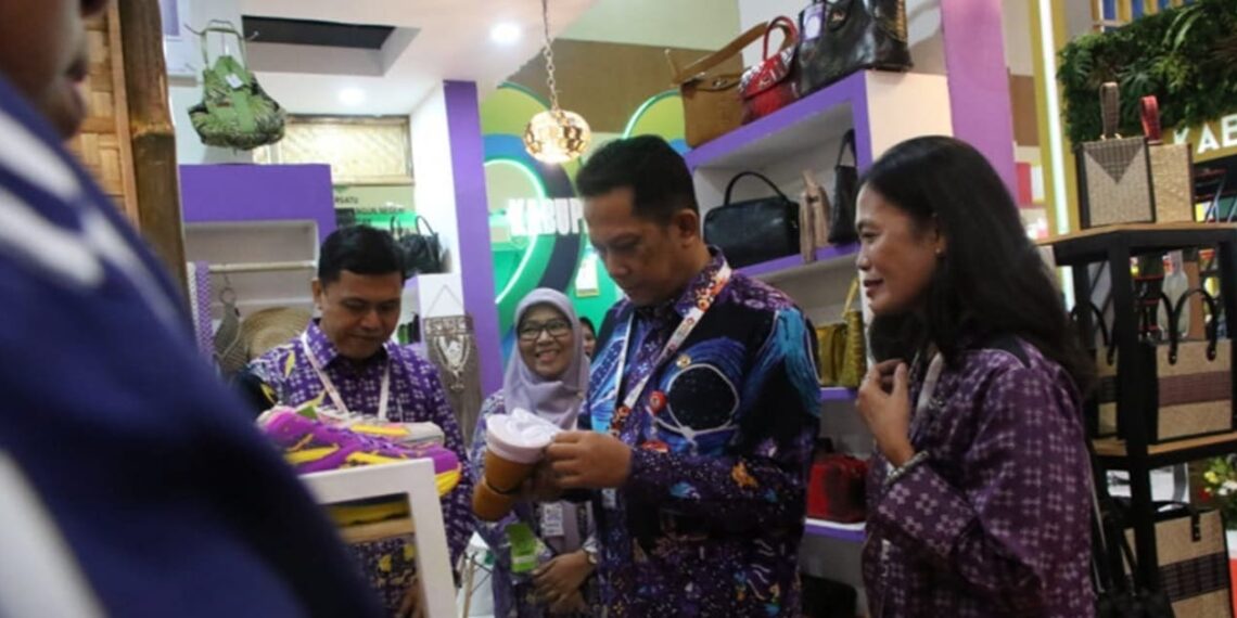 Regent Andi also visited the Tangerang Regency booth at the exhibition which highlight the culinary, crafts, and fashion. Credit: Tangerang Regency Govt PR