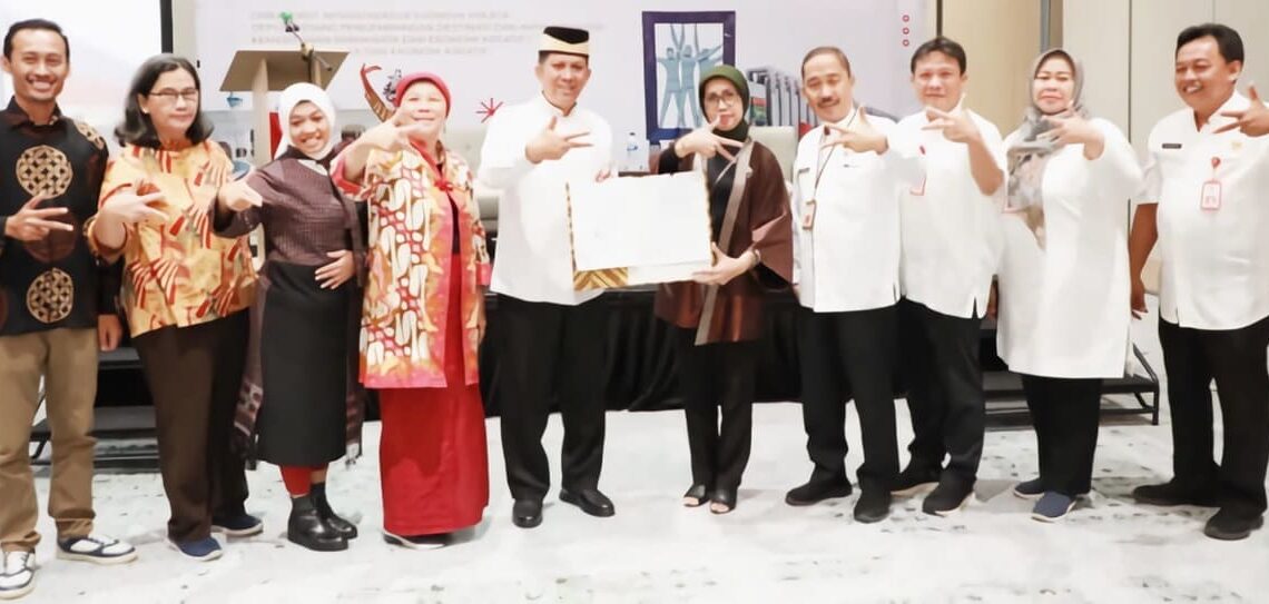 Tangerang Regent handed over an MoU with craftsmen of bamboo hats. Credit: Haris
