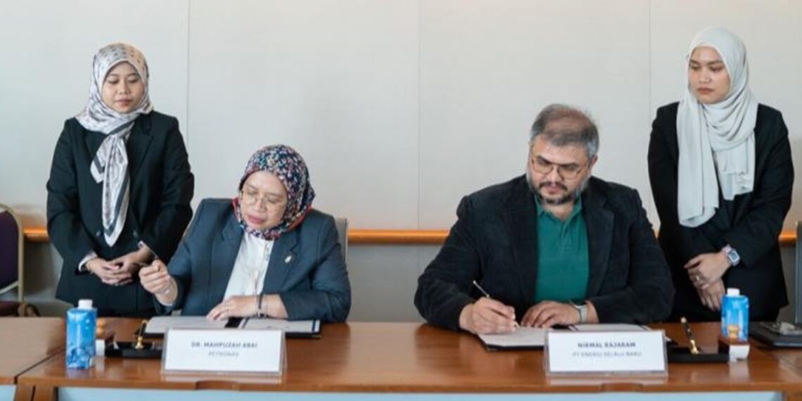 Dr. Mahpuzah Abai, Head of Technology Digital Business at Petronas (left) and Suryandy Jahja, Managing Director of MCash signed a strategic collaboration on producing e-motorcycles (07/01). Credit: Volta/MCash