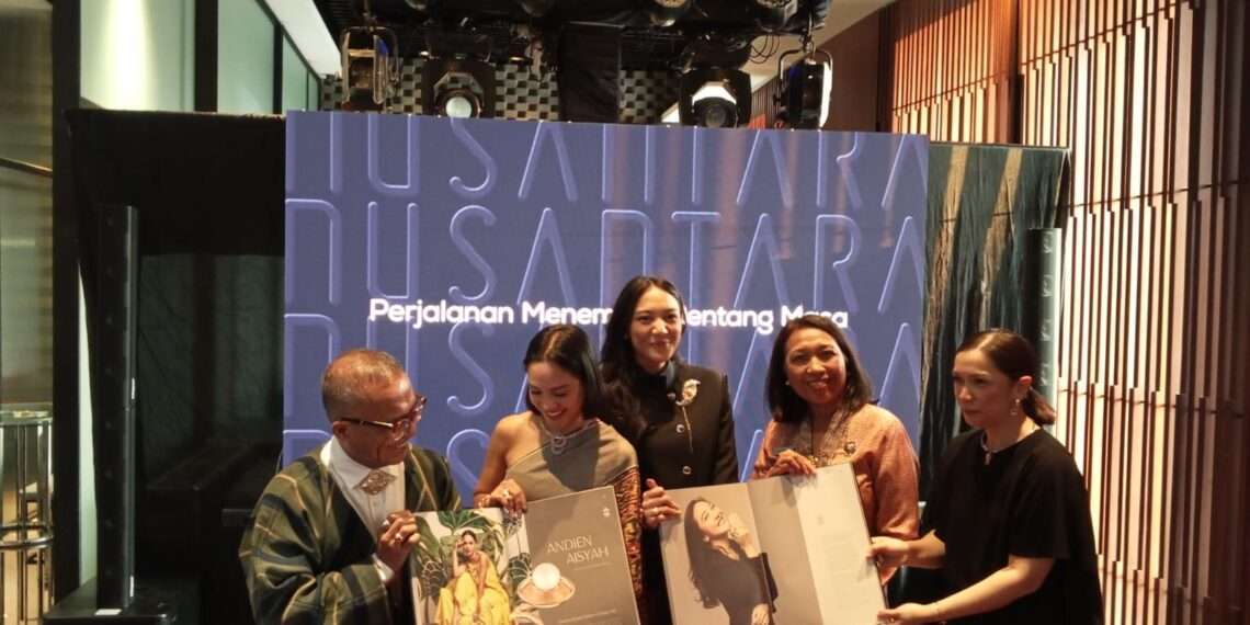 (L to R) Samuel Wattimena, Andien, Putri Tanjung, Ayu, Jelita during the Launch of Nusantara book. (Credit: Wulan)