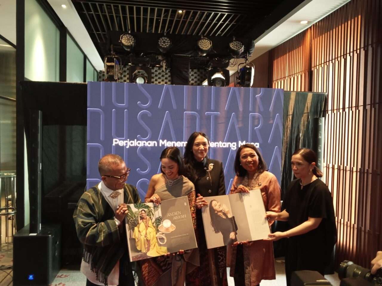 (L to R) Samuel Wattimena, Andien, Putri Tanjung, Ayu, Jelita during the Launch of Nusantara book. (Credit: Wulan)