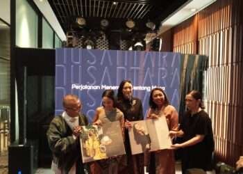 (L to R) Samuel Wattimena, Andien, Putri Tanjung, Ayu, Jelita during the Launch of Nusantara book. (Credit: Wulan)