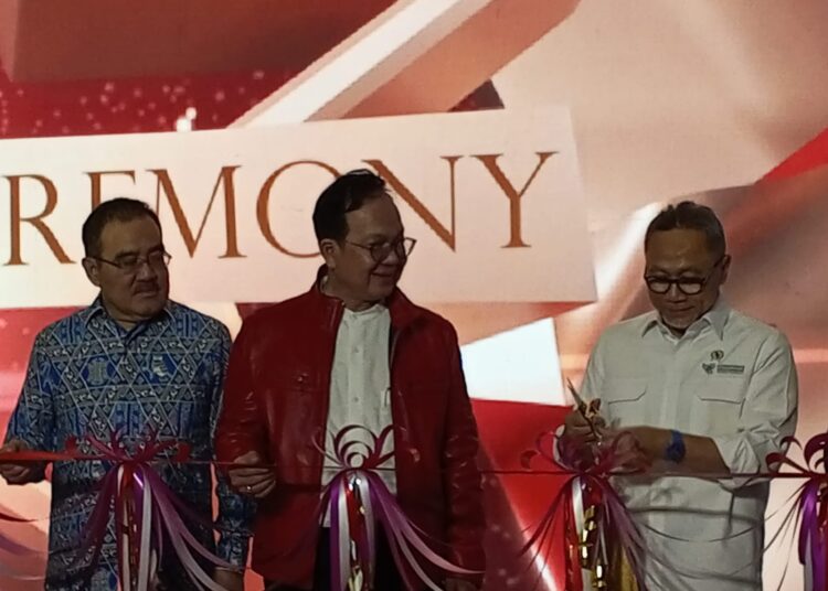 (L to R), The Chairman of Gakeslab RD. Kartono Dwidjosewojo, CEO of Kistra Exhibitions Daud Salim, and Trade Minister Zulkifli Hasan. (Credit: Wulan)