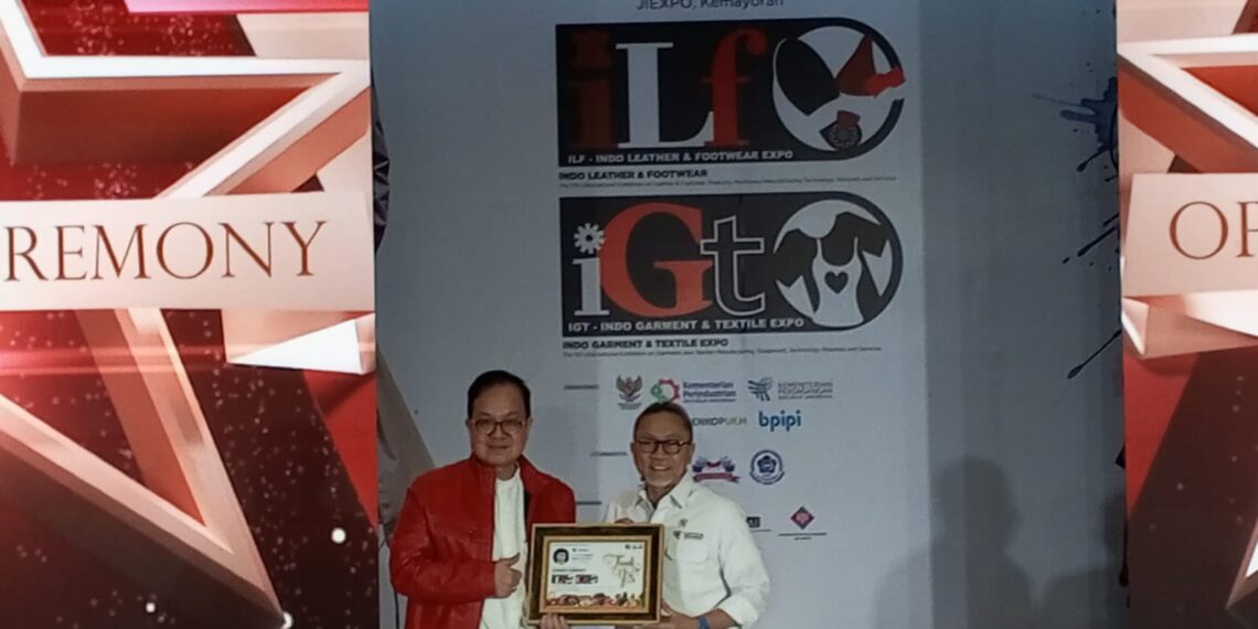(L to R) CEO of Krista Exibitions Daud Salim handed a plaque to Trade Minister Zulkifli Hasan during the Opening Ceremony of IndoBeauty Expo 2024. (Credit: Wlan)