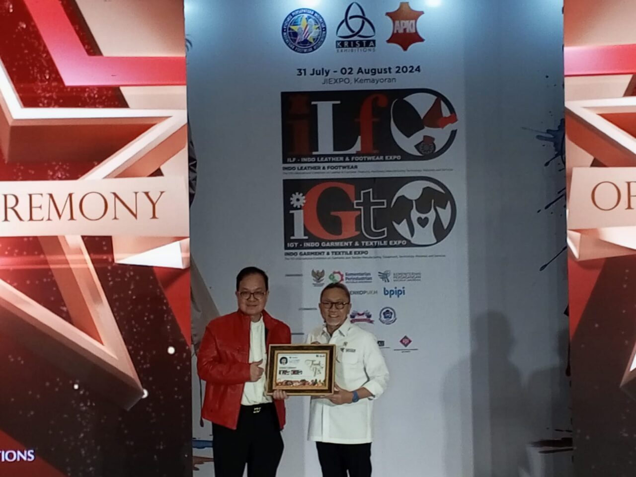 (L to R) CEO of Krista Exibitions Daud Salim handed a plaque to Trade Minister Zulkifli Hasan during the Opening Ceremony of IndoBeauty Expo 2024. (Credit: Wlan)