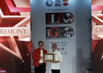 (L to R) CEO of Krista Exibitions Daud Salim handed a plaque to Trade Minister Zulkifli Hasan during the Opening Ceremony of IndoBeauty Expo 2024. (Credit: Wlan)