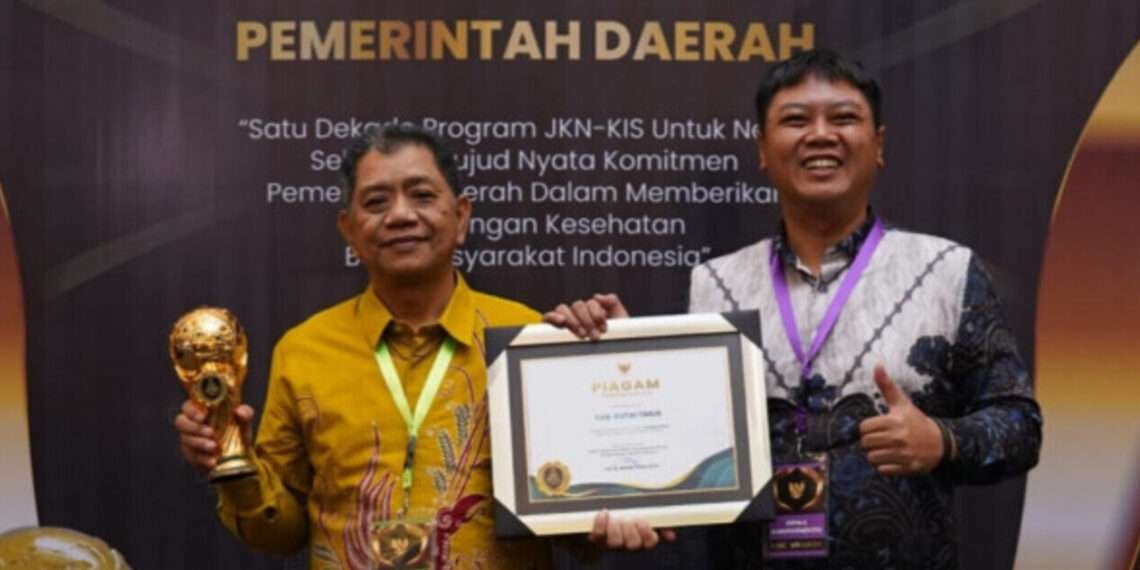 Bahrani Hasanal, Head of the East Kutai Health Department (left). Credit: East Kutai Govt PR