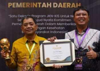 Bahrani Hasanal, Head of the East Kutai Health Department (left). Credit: East Kutai Govt PR