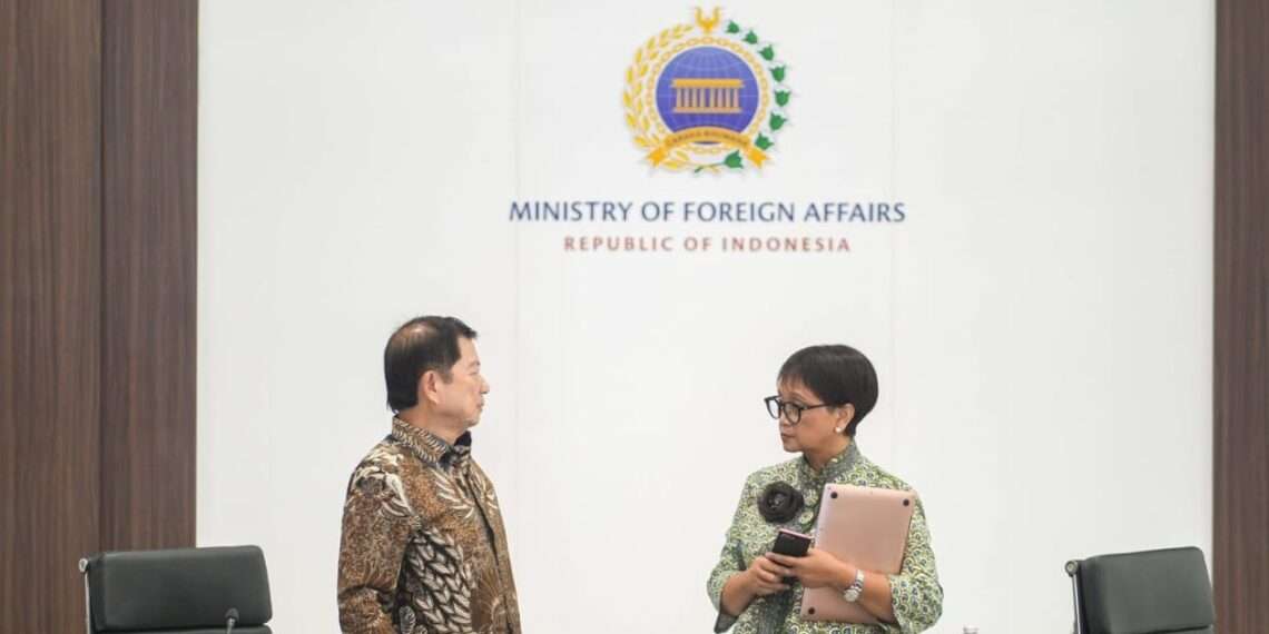 Minister Suharso Monoarfa (left) and Minister Retno Marsudi talked about High-Level Forum on Multi-Stakeholder Partnership 2024. Credit: Bappenas
