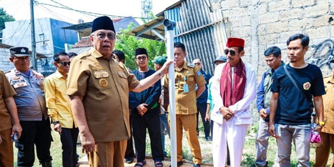 South Tangerang Mayor Benyamin Davnie inaugurated the communal septic tanks. Credit: South Tangerang City Govt