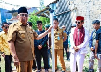 South Tangerang Mayor Benyamin Davnie inaugurated the communal septic tanks. Credit: South Tangerang City Govt
