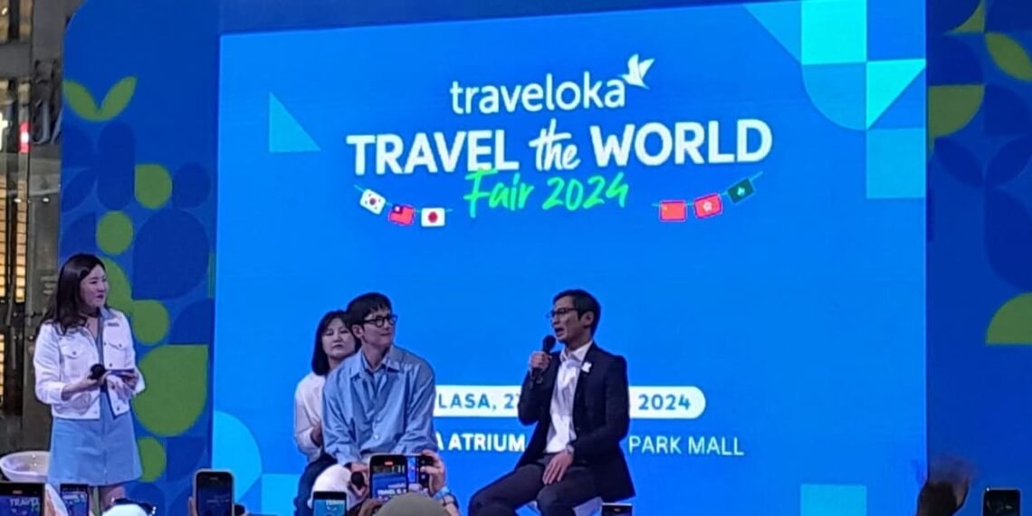 Ji Chang Wook (left) and Iko Putera, Transport Traveloka CEO, at Traveloka Travel the World Fair 2024 (08/27). Credit: Haris