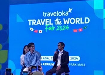 Ji Chang Wook (left) and Iko Putera, Transport Traveloka CEO, at Traveloka Travel the World Fair 2024 (08/27). Credit: Haris