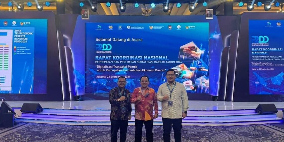 Acting Governor of Southeast Sulawesi Andap Budhi Revianto, accompanied by the Head of the Southeast Sulawesi Branch of Bank Indonesia (BI), Doni Septadijaya, and the General Director of the Southeast Sulawesi Regional Development Bank (BPD), Ronald, attended the National Coordination Meeting on Regional Digitalization Acceleration (P2DD) 2024 at the Hotel Indonesia Kempinski in Jakarta on Monday (09/23). Credit: Southeast Sulawesi Govt PR