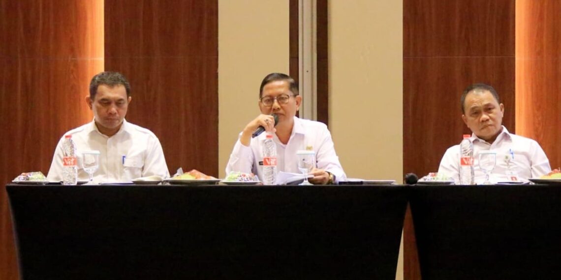 Herman Suwarman, the Regional Secretary of Tangerang City (center), commenced a verification meeting for the Budget Work Plan (RKA) at Atria Hotel Tangerang (09/04). Credit: Haris