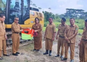 East Kutai Govt handed over heavy equipment to BLKI Mandiri Sangatta. Credit: East Kutai Govt PR
