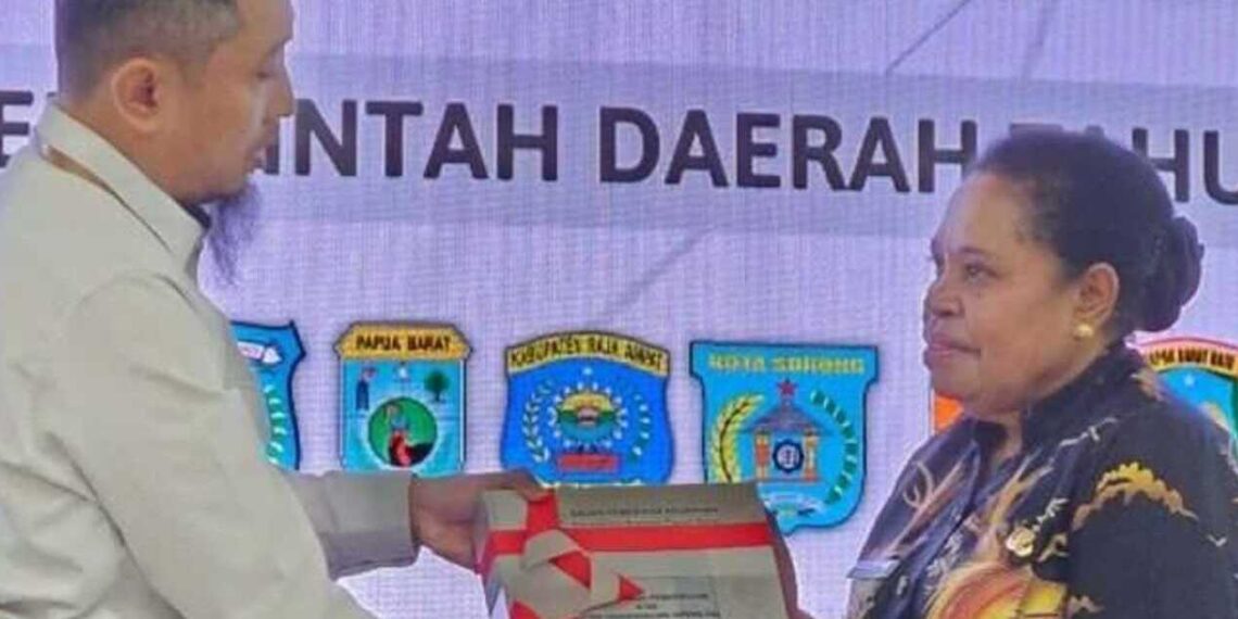 Fakfak Vice Regent Yohana Dina Hindom received unqualified opinion from BPK. Credit: Fakfak Regency Govt PR