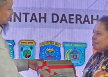 Fakfak Vice Regent Yohana Dina Hindom received unqualified opinion from BPK. Credit: Fakfak Regency Govt PR
