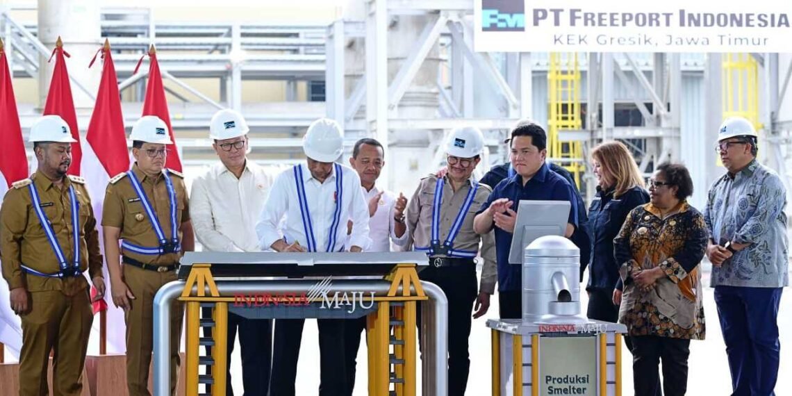 President Joko Widodo inaugurated the first bauxite injection at the Smelter Grade Alumina Refinery (SGAR) of PT Borneo Alumina Indonesia. Credit: BPMI Setpres