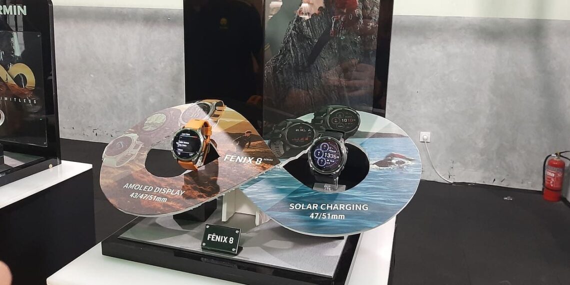 Garmin Fenix 8 with two screen options: AMOLED (left) and solar. Credit: Sinta