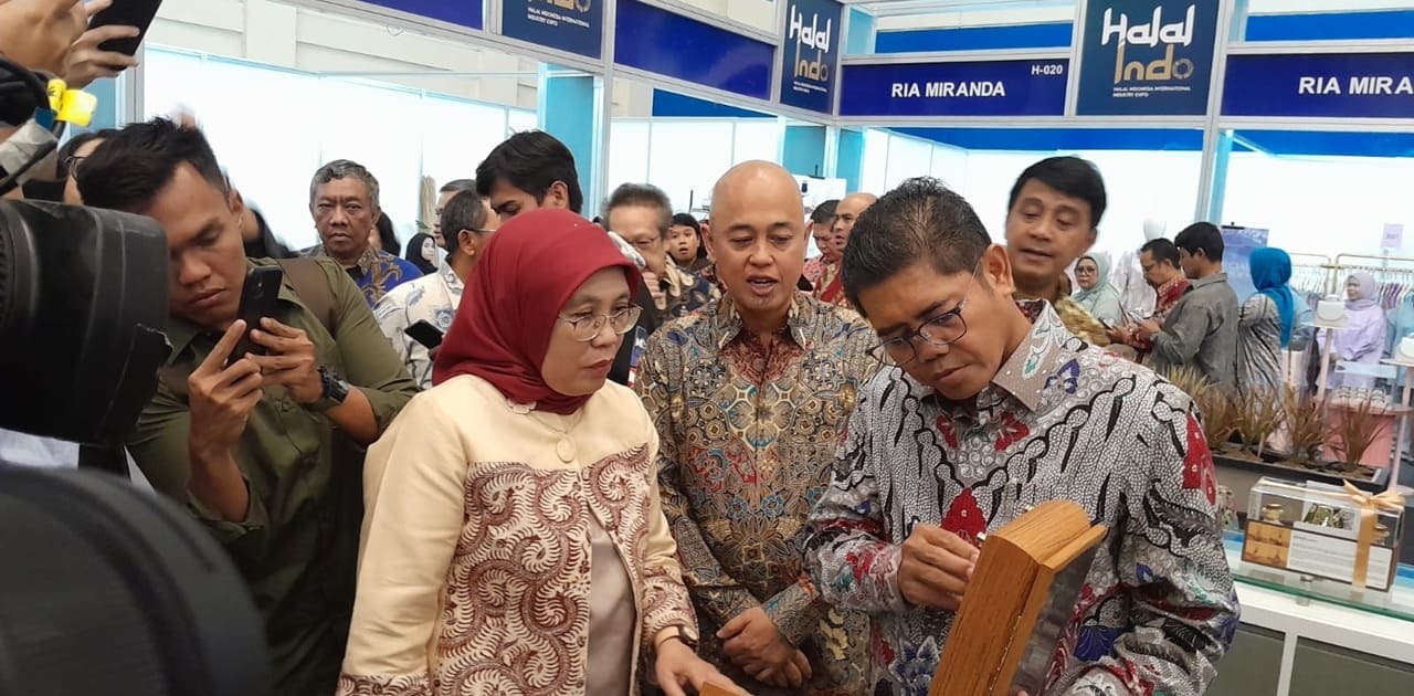 Eko S.A. Cahyanto, Secretary General of Indonesia’s Ministry of Industry (right), at the Halal Indo 2024 opening ceremony. Credit: Haris