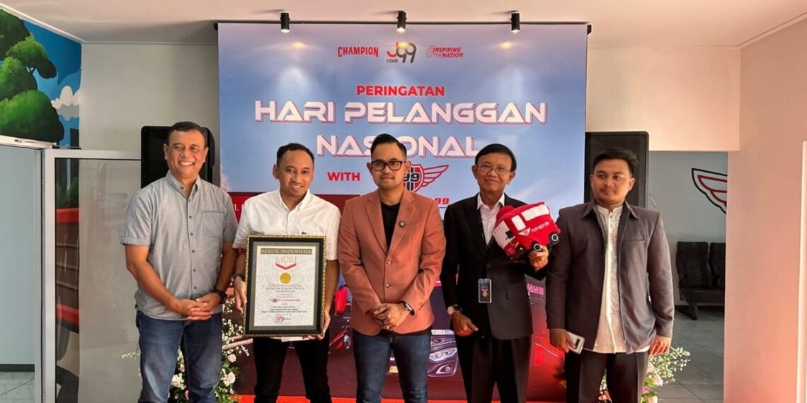 Muri handed over the award for the first bus operator with full sleeper double-decker suses in Indonesia to Juragan 99 Trans (09/10). Credit: Haris