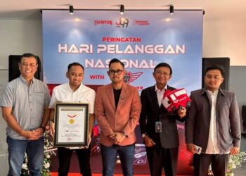Muri handed over the award for the first bus operator with full sleeper double-decker suses in Indonesia to Juragan 99 Trans (09/10). Credit: Haris