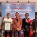 Muri handed over the award for the first bus operator with full sleeper double-decker suses in Indonesia to Juragan 99 Trans (09/10). Credit: Haris