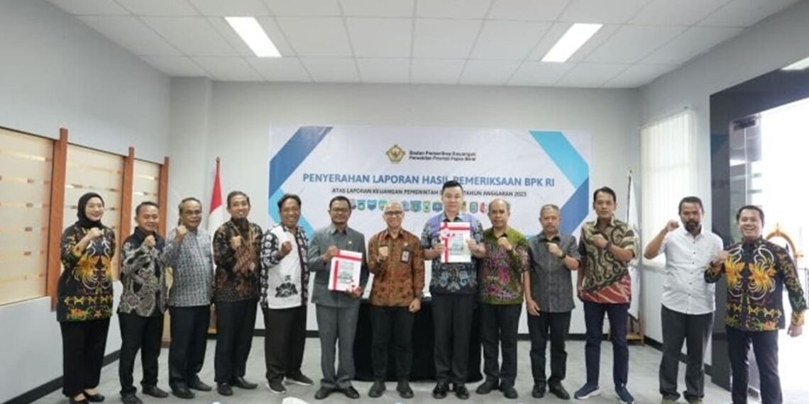 The West Papua Provincial Representative of BPK in Manokwari presented the award to Kaimana Regency Govt on Saturday (08/31). Credit: Kaimana Regency Govt PR