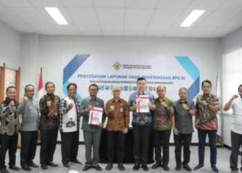 The West Papua Provincial Representative of BPK in Manokwari presented the award to Kaimana Regency Govt on Saturday (08/31). Credit: Kaimana Regency Govt PR